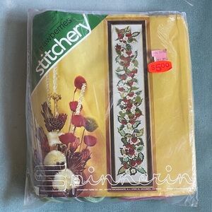 Spinnerin Vintage Strawberries Stitchery Kit